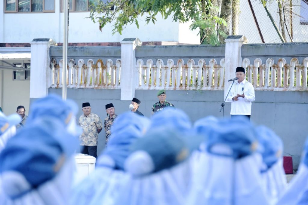 Wakil Gubernur Jawa Barat Uu Ruzhanul Ulum memimpin apel pagi di SMA Negeri 1 Karangnunggal Kabupaten Tasikmalaya, Senin (5/9/2022).