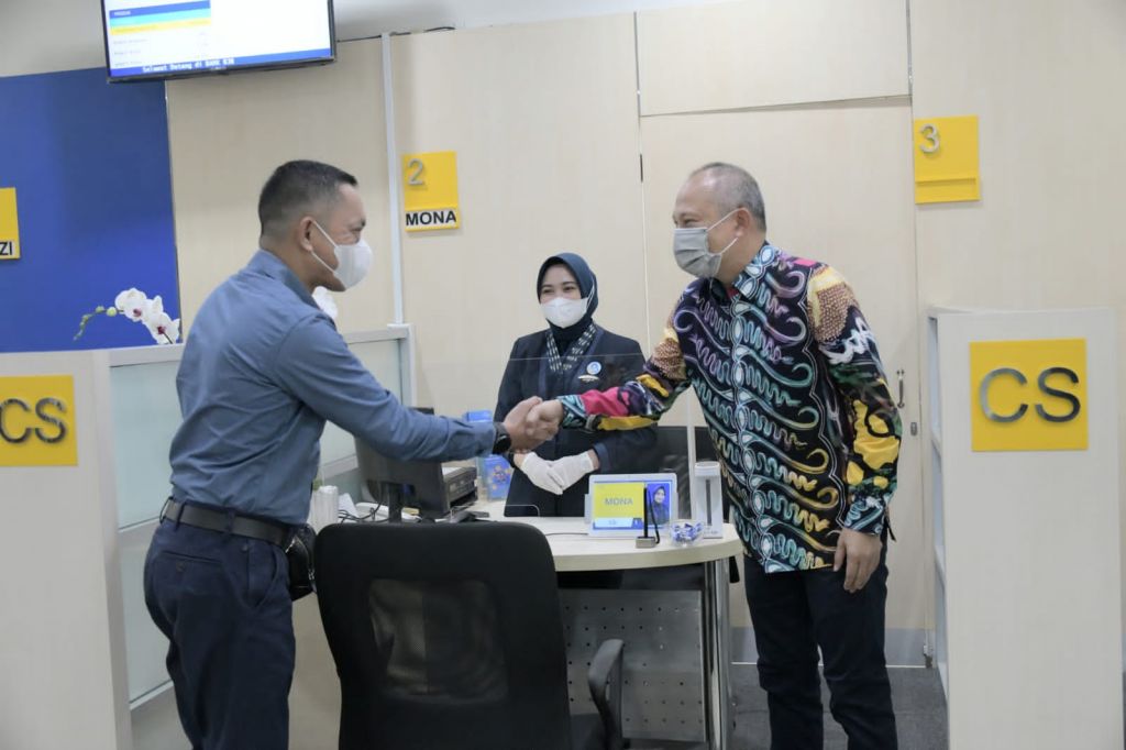 Sekretaris Daerah Jawa Barat Setiawan Wangsaatmaja menyapa pelanggan bank bjb di Kantor Cabang Batam meramaikan Hari Pelanggan Nasional.