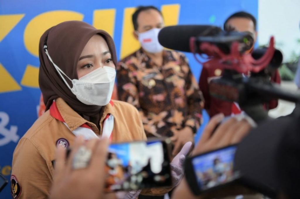 Pendiri Jabar Bergerak Atalia Praratya Ridwan Kamil menyerahkan secara simbolis rumah kepada Cleaning Service RSUD Soreang, Dadan Hidayat, via konferensi video dari Gedung Pakuan, Kota Bandung, Jumat (16/7/2021).