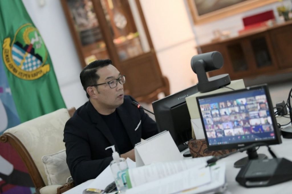 Kang Emil sendiri sudah menyalurkan bantuan berupa sembako dan tunai kepada warga terdampak PPKM pada Selasa (20/7/2021) dan Rabu (21/7/2021). 
