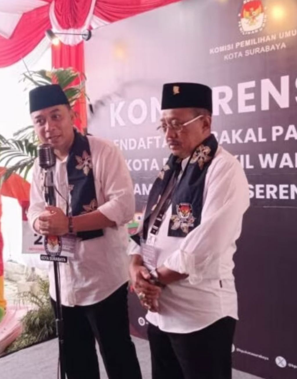 Eri Cahyadi bersam Armuji saat memberi keterangan kepada awak media setelah mendaftar calon Wali Kota dan Wakil Wali  Kota Surabaya di Kantor KPU.