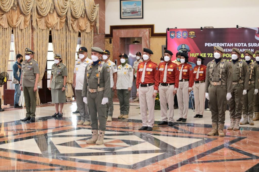 Satpol PP dan Satlinmas Surabaya Bagikan 2.550 Liter Migor Gratis kepada Warga