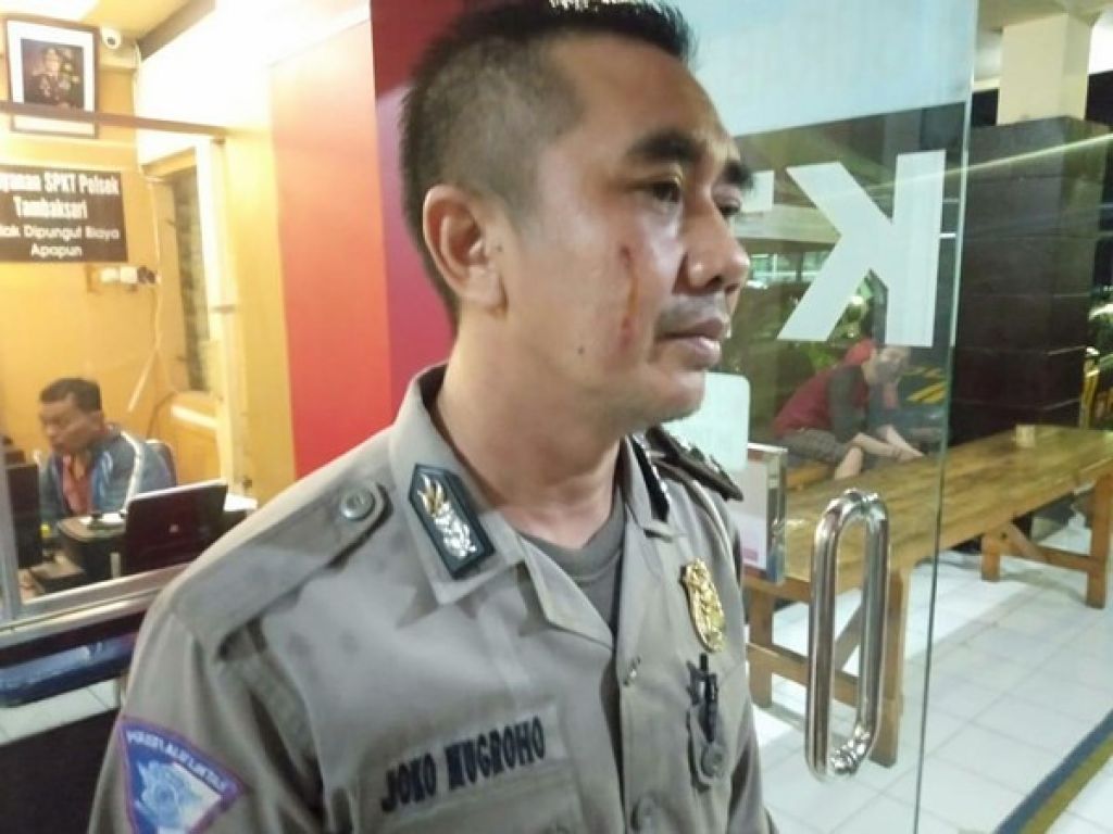 Salah satu anggota polisi yang kena tonjok.