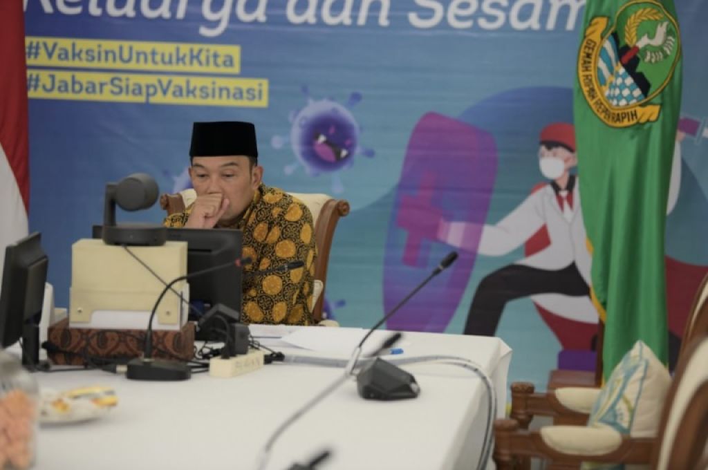 Gubernur Jawa Barat (Jabar) Ridwan Kamil menghadiri doa bersama lintas agama bertajuk #PrayFromHome yang dihadiri juga oleh sejumlah tokoh agama di Indonesia via konferensi video dari Gedung Pakuan, Kota Bandung, Minggu (11/7/2021).