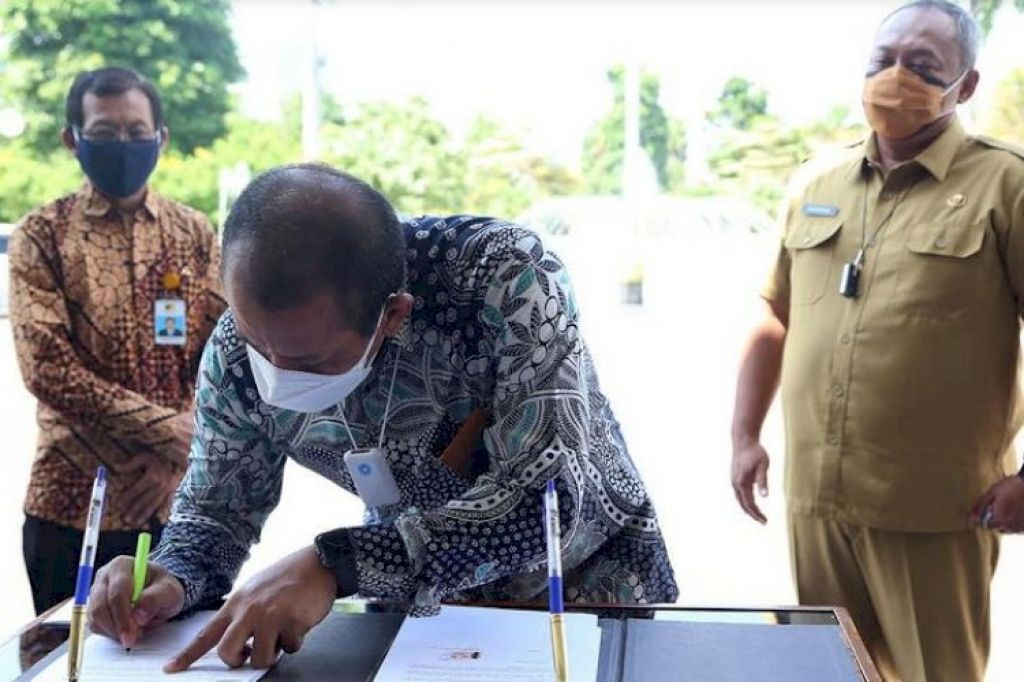penandatanganan Memorandum of Understanding (MoU) antara PD Pasar Surya dengan Bank Negara Indonesia (BNI) di halaman Balai Kota Surabaya