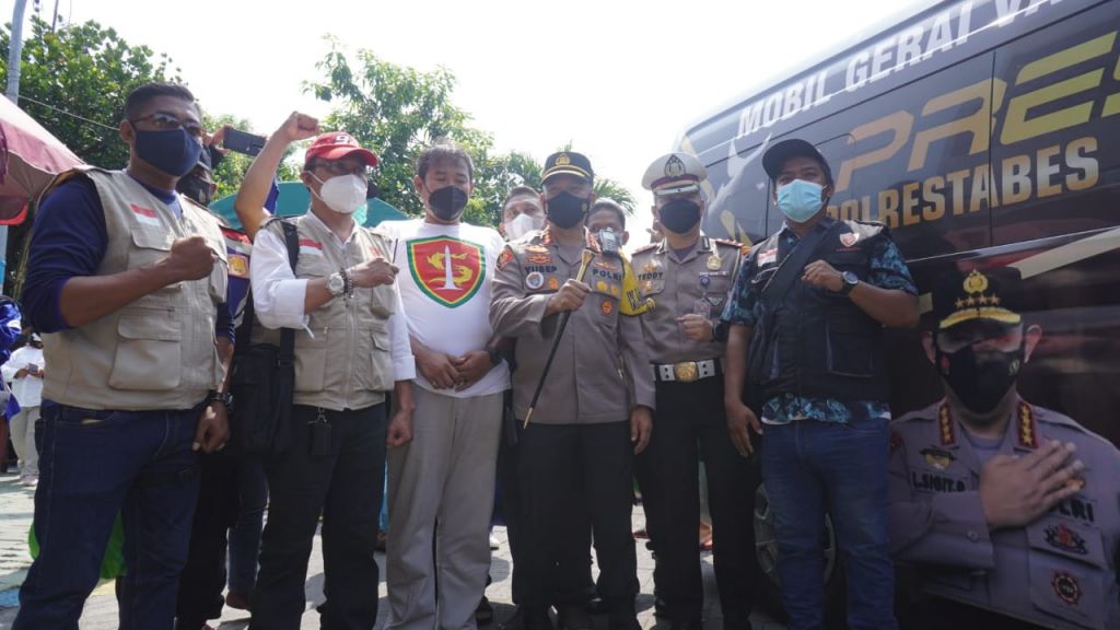 Selain Tinjau Vaksinasi, Kapolrestabes Surabaya Bagi-Bagi Sembako