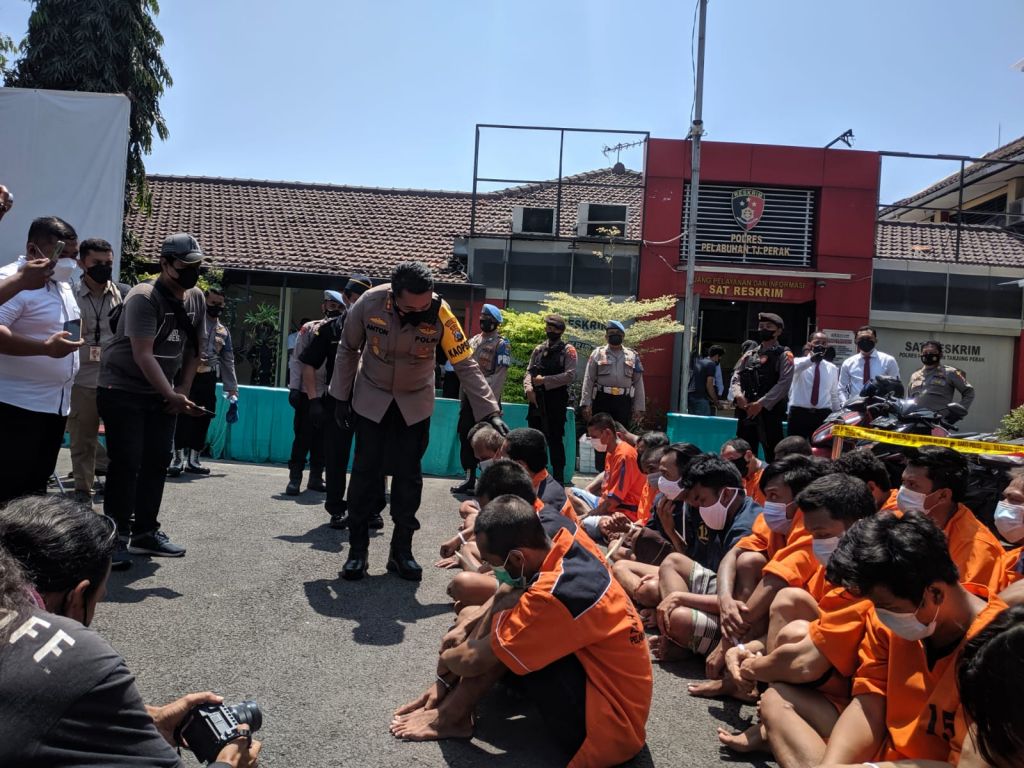 AKBP Anton Elfrino saat memperkenalkan seluruh tersangka