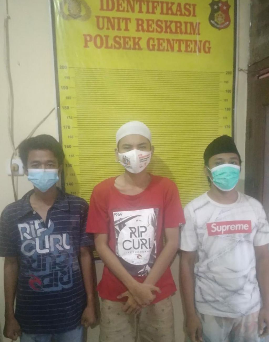 Ketiga tersangka pencuri kabel Telkom saat diamankan polisi