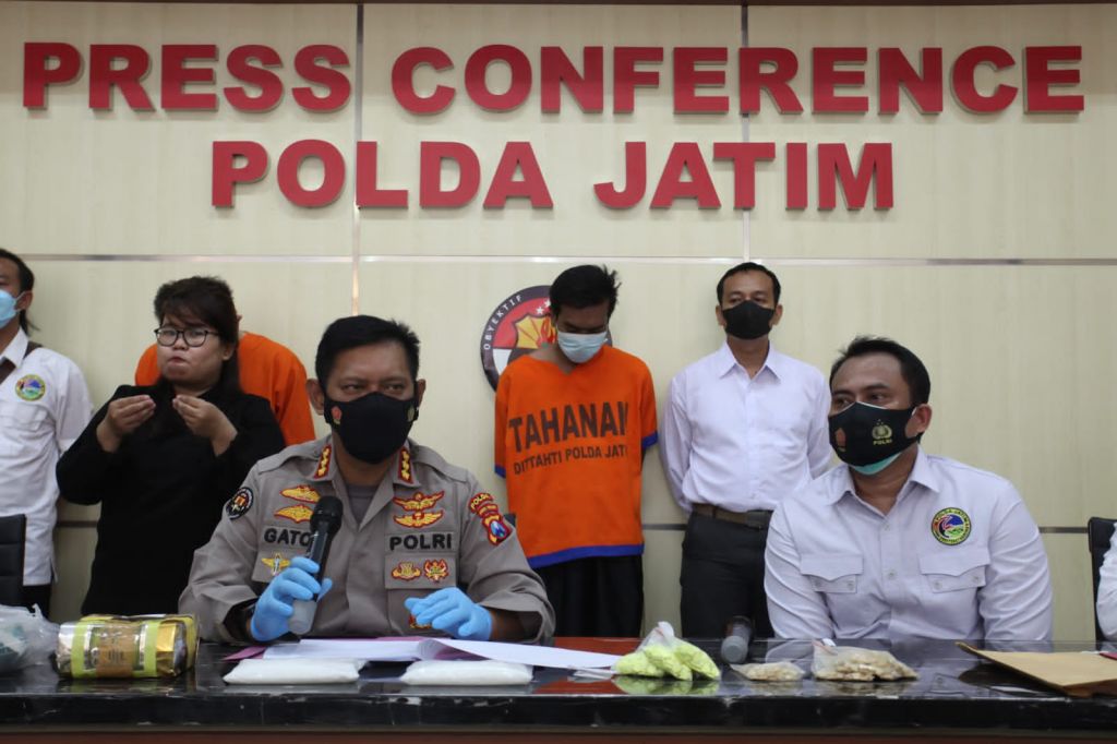 Kedua pelaku dipamerkan saat gelar press releas