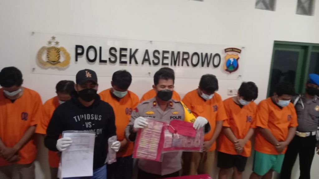 ketujuh tersangka pencurian di pamerkan Polsek Asemrowo saat gelar press release 