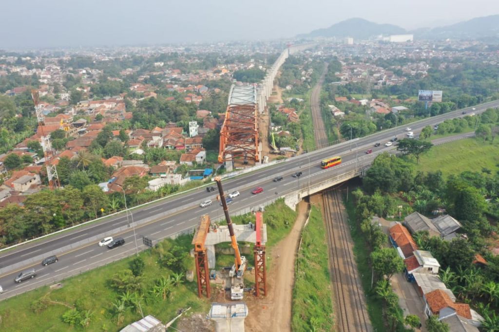 Pekerjaan Erection Steel Truss Girder di Ruas Tol Padaleunyi, Dilanjutkan