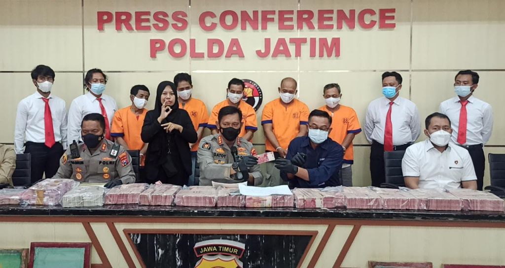 Pengedar Upal yang di pamerkan polisi  