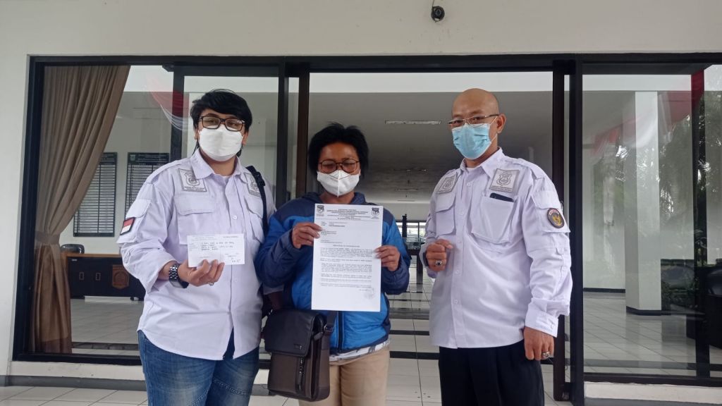 Sumiati didampingi kuasa hukumnya saat di Kantor DPRD Kabupaten Malang. 