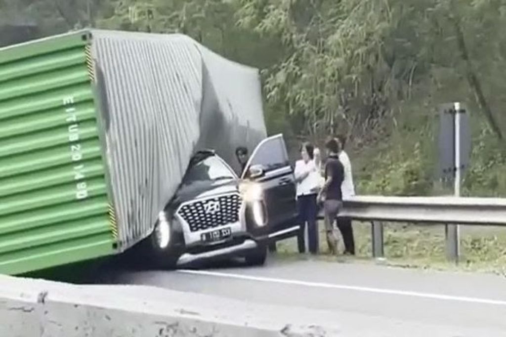 Yan Bastian, Bos Indomaret Tewas Tertimpa Truk Kontainer di Tol Cipularang