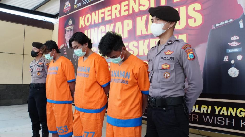 Ketiga tersangka dirilis depan wartawan,Selasa (26/10/2021).