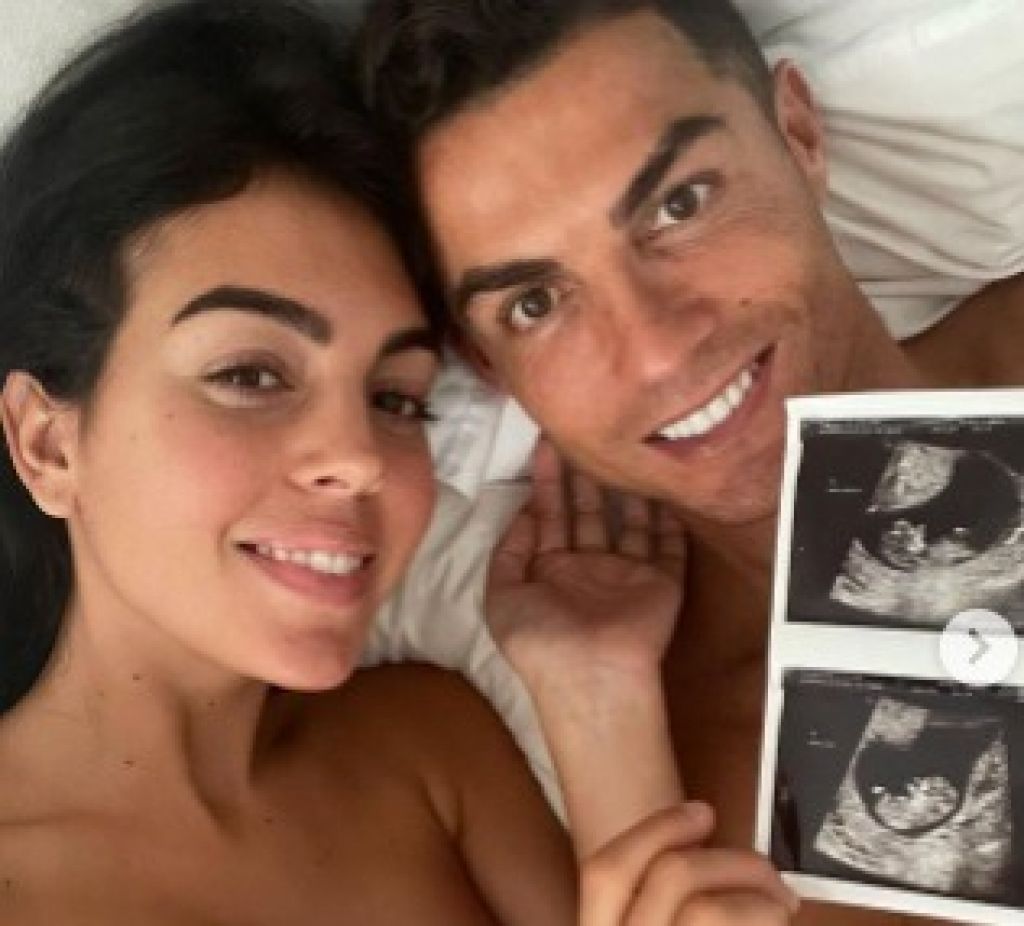 Ronaldo Umumkan Pacarnya Hamil Anak Kembar