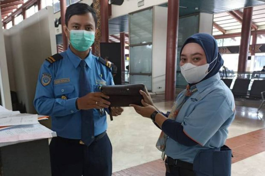 Petugas cleaning Service di Bandara Soekarno-Hatta bernama Halimah (29) menemukan dompet berisi cek senilai Rp35,5 miliar.