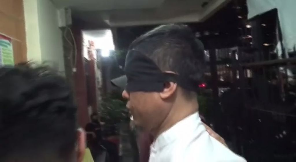 Munarman tiba di Polda Metro Jaya dengan mata ditutup, Selasa (27/4/2021) lalu.