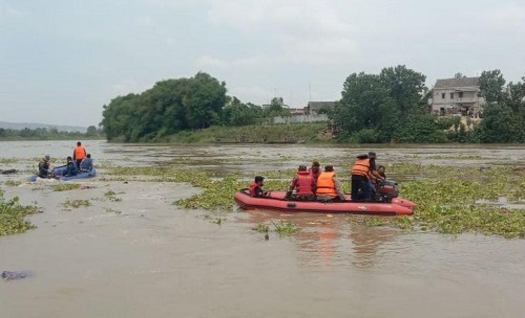 Perahu Penyeberangan Terbalik di Bengawan Solo