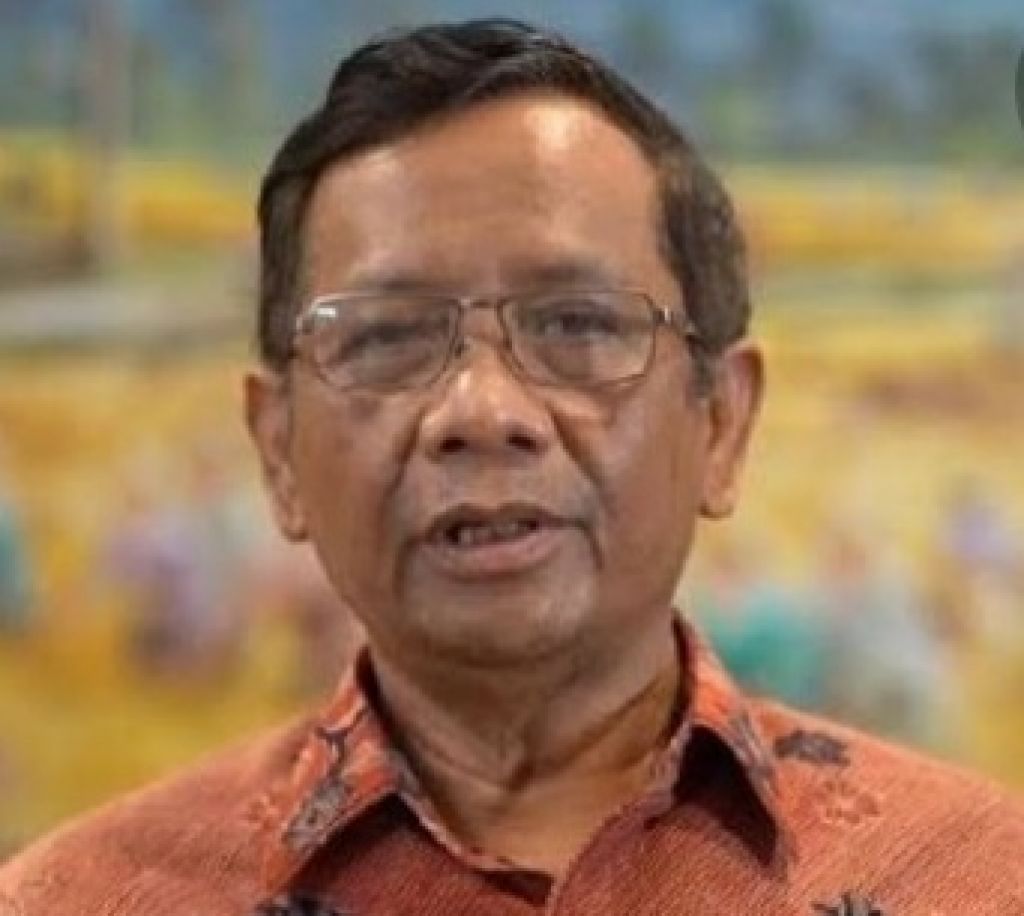 Menteri Koordinator Bidang Politik, Hukum, dan Keamanan (Menko Polhukam) RI Mahfud MD (tengah) memberi keterangan terkait perkembangan penagihan dana BLBI saat jumpa pers di Jakarta, Senin (8/11/2021).