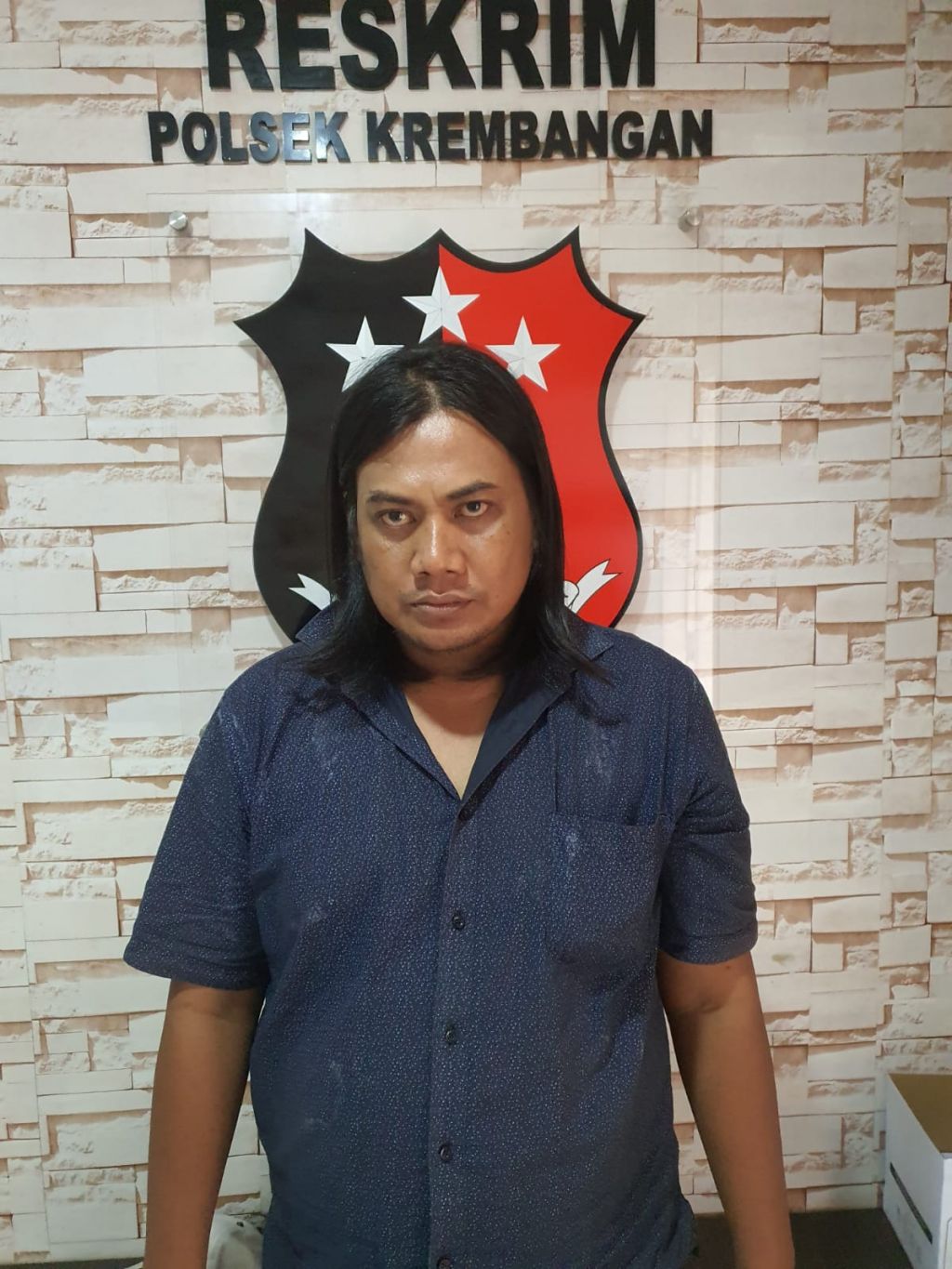 Pelaku AM saat di amankan di Polsek Krembangan Surabaya 