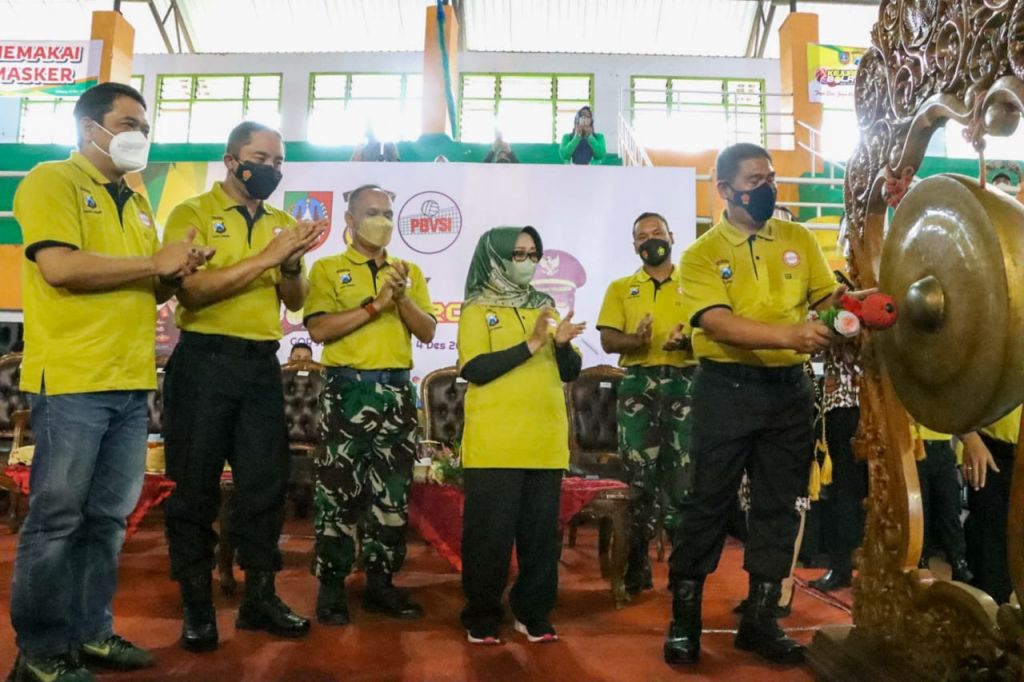 Wakapolda Jatim Brigjen Pol Slamet Hadi Supraptoyo membuka Kejuaraan Provinsi (Kejurprov) Bola Voli 2021 di Gelanggang olahraga (GOR) Merdeka yang berlokasi di jalan Gus Dur Jombang, Selasa (30/11/2021).
