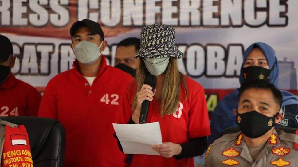 Nia Ramadhani (tengah) dan Ardi Bakrie (kiri) menyampaikan permohonan maaf saat konferensi pers di Polres Jakarta Pusat, Sabtu (10/7/2021) lalu.