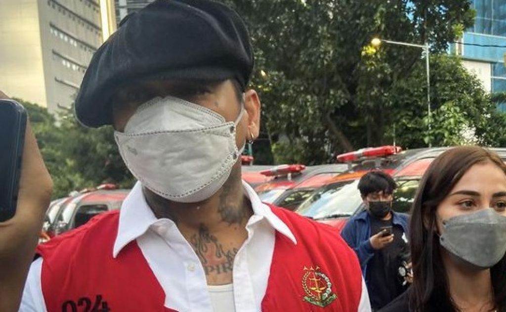 Penabuh drum SID, Jerinx menyatakan ada yang tidak beres dalam kasus pengancaman yang menjeratnya. Ia kini ditahan di Rutan Polda Metro Jaya. Musisi I Gede Ari Astina alias Jerinx ditahan 20 hari di Rutan Polda Metro Jaya. 