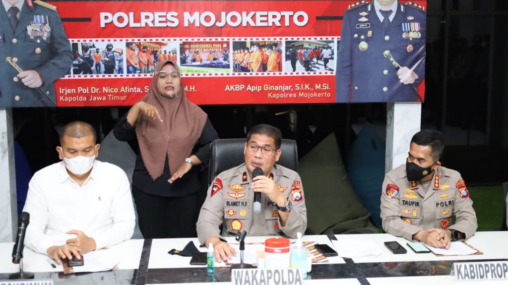 Pada hari ini, Sabtu (4/12/2021) Wakapolda Jawa Timur Brigjen Pol Slamet Hadi Supraptoyo, didampingi pejabat utama (PJU) Polda Jatim. Merilis hasil pengungkapan kasus bunuh diri tersebut.
