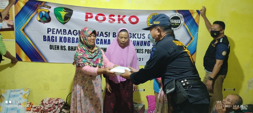 Polres Lumajang Bersama RS. Bhayangkara Kerahkan personel Kedokteran dan Kesehatan (Dokkes) Bantu Korban Erupsi Semeru