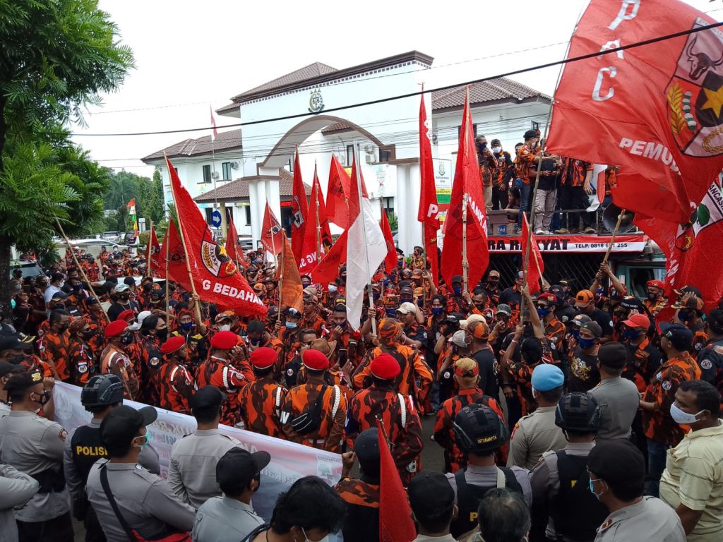 Aksi massa Pemuda Pancasila mendapat pengawalan ketat aparat kepolisian.