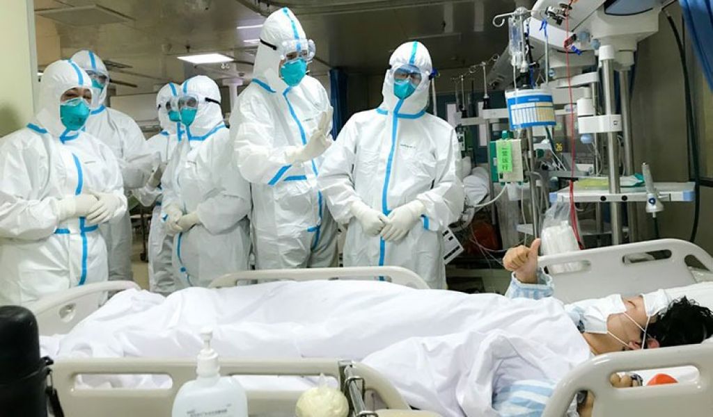 Pekerja medis memeriksa pasien penyakit virus corona (COVID-19) di unit perawatan intensif (ICU) Rumah Sakit Bagae di Pyeongtaek, Korea Selatan, kemarin.