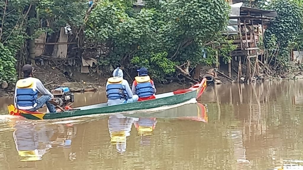 Tim Patroli Jawa Timur saat melakukan penyisiran dan pengawasan sepanjang Kali Surabaya, Minggu (19/12/2021).