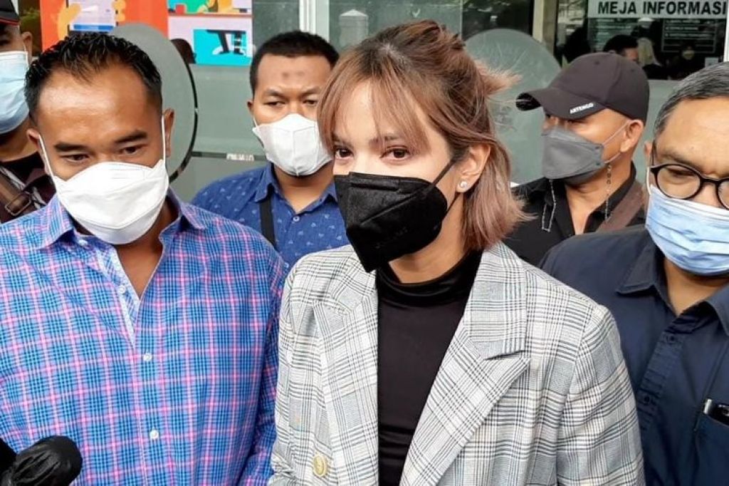 Artis Nia Ramadhani dan suaminya, Ardi Bakrie usai menjalani sidang tuntutan terkait kasus penyalahgunaan narkoba yang digelar di Pengadilan Negeri Jakarta Pusat, Kamis (23/12/2021).
