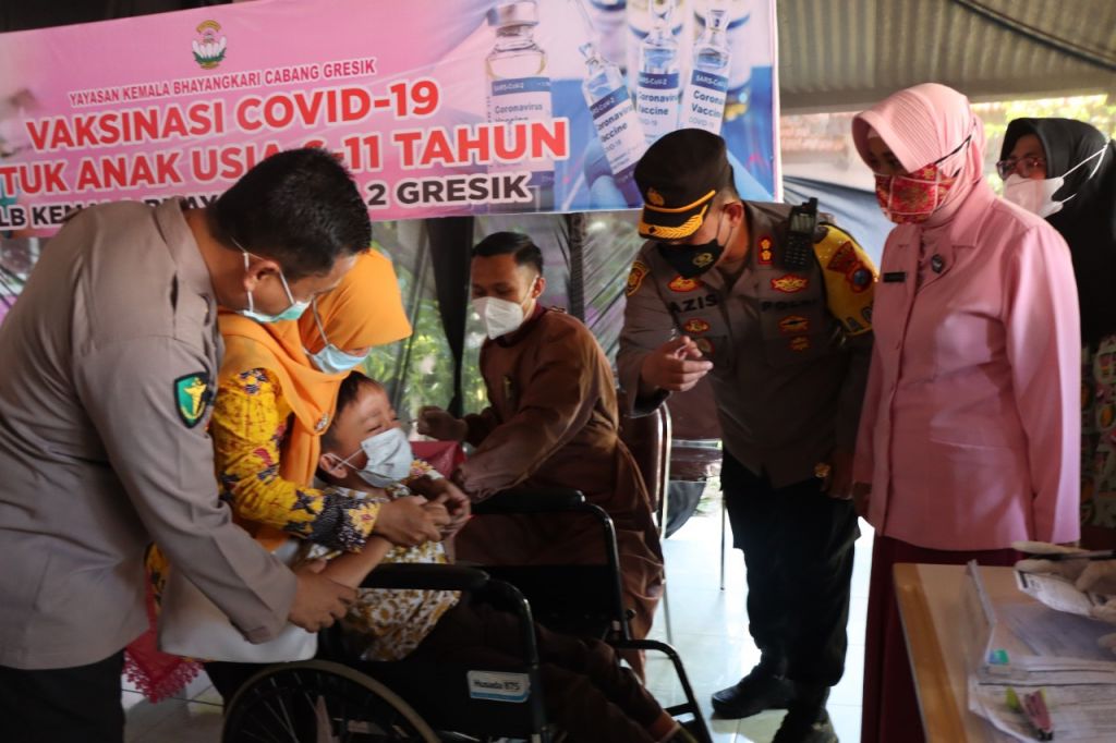 Puluhan siswa menerima dosis vaksin didampingi Bhayangkari pada Kamis (23/12/2021). 