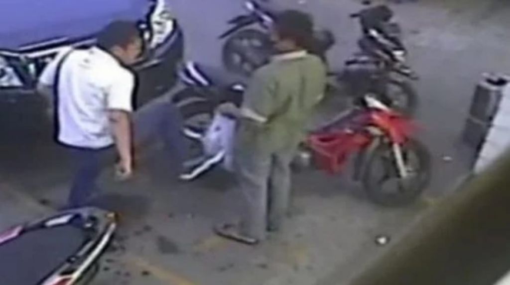 Screenshot video viral saat pemilik mobil hajar pemilik motor.