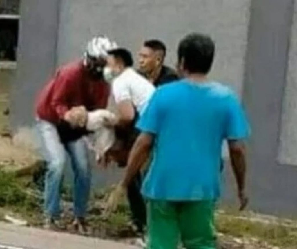 Screenshot video viral saat Handi dan Salsabilah ditabrak.
