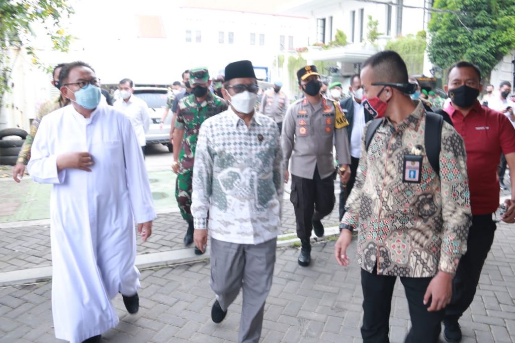 Forkopimda Jatim, Pangdam V/Brawijaya Mayjen TNI Nurchahyanto, Kapolda Jatim Irjen Pol Nico Afinta, Kabinda Marsma Rudi Iskandar bersama Sekda Prov Heru Tjahjono mendampingi Menteri Koordinator Bidang Politik Hukum dan Keamanan Indonesia Mahfud MD melakuk