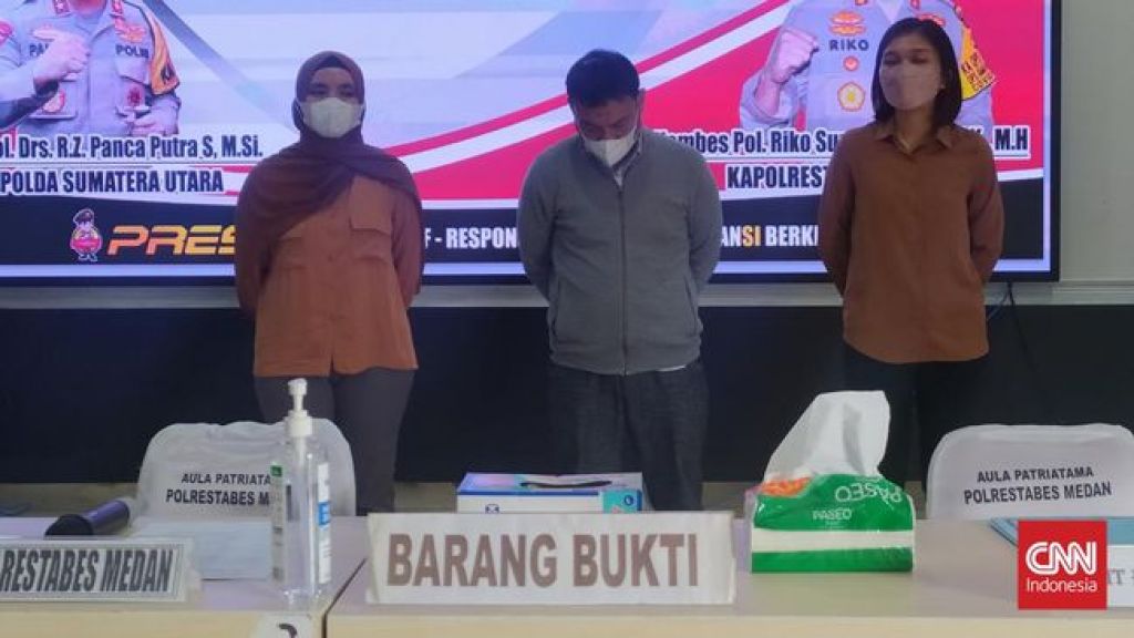 Wakil Pembina Satgas Cakra Buana PDIP Sumut berinisial HSM (tengah) diduga menabrak motor, menendang, memukuli dan menampar FAL (17) pelajar SMA Al-Azhar di Medan.