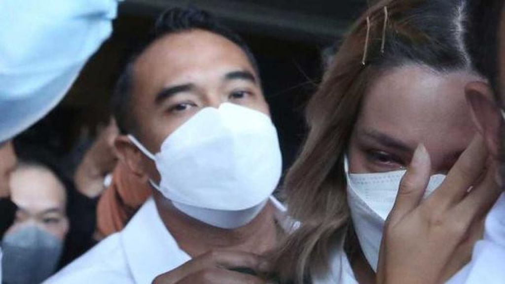 Nia Ramadhani menangis setelah divonis hakim 1tahun penjara