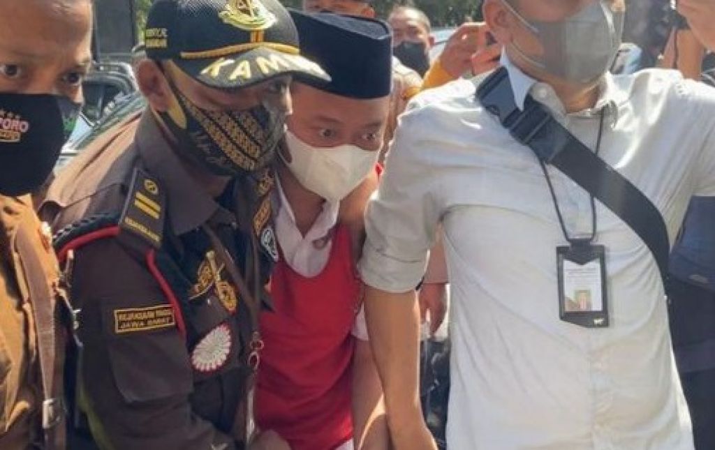 Terdakwa Herry Wirawan (tengah) tiba di PN Kelas IA Bandung, Jawa Barat, Selasa (11/1).