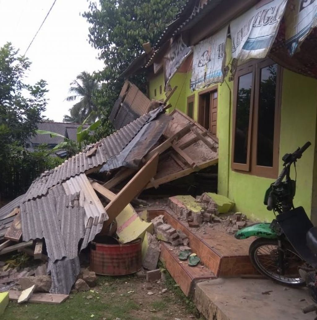 Salah satu rumah warga yang hancur akibat terdampak gempa M 6.7 di Pandeglang, Banten, Jumat (14/1/2022)