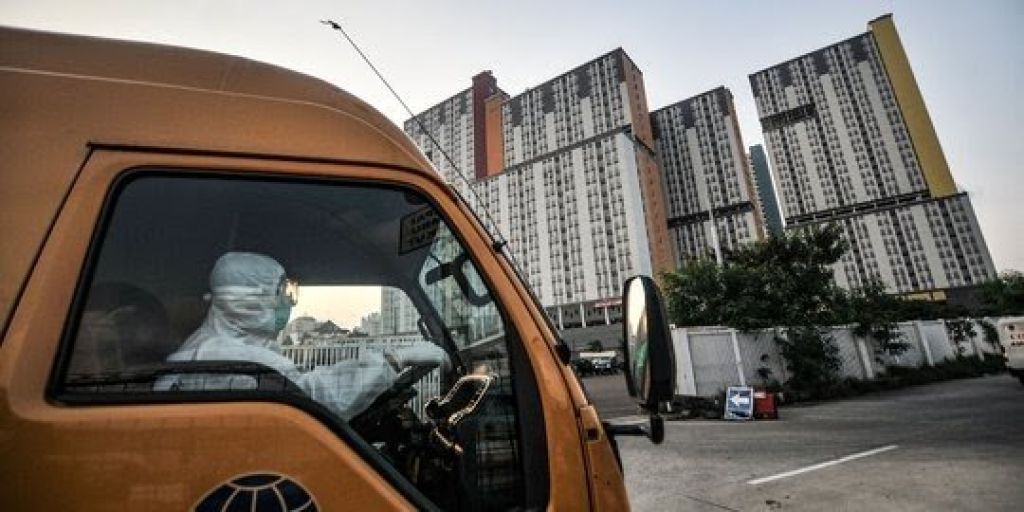 Sebuah ambulans datang di Wisma Atlet Kemayoran.