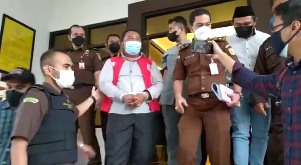 Tersangka Romi (rompi merah) saat ditahan Kejari
