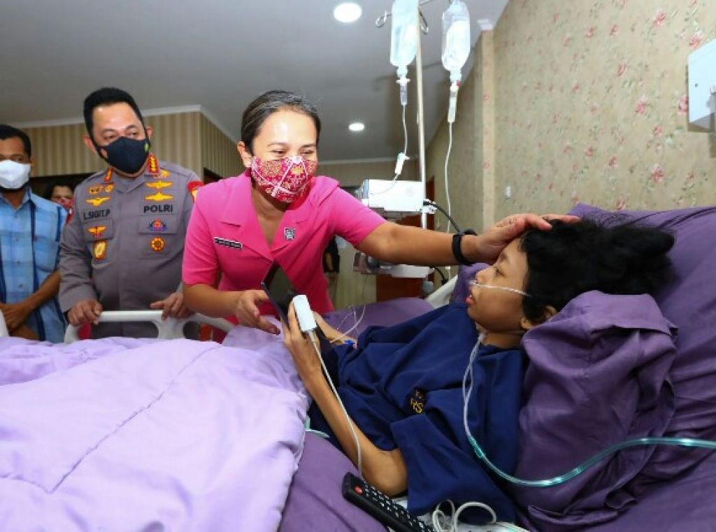 Kapolri bersama istri sekaligus Ketua Umum Bhayangkari Juliati Sigit Prabowo, menjenguk bocah penderita tumor untuk melihat kondisi terakhir secara langsung saat menjalani perawatan di Rumah Sakit (RS) Polri, Kramat Jati, Jakarta Timur, Minggu (20/2/2022)