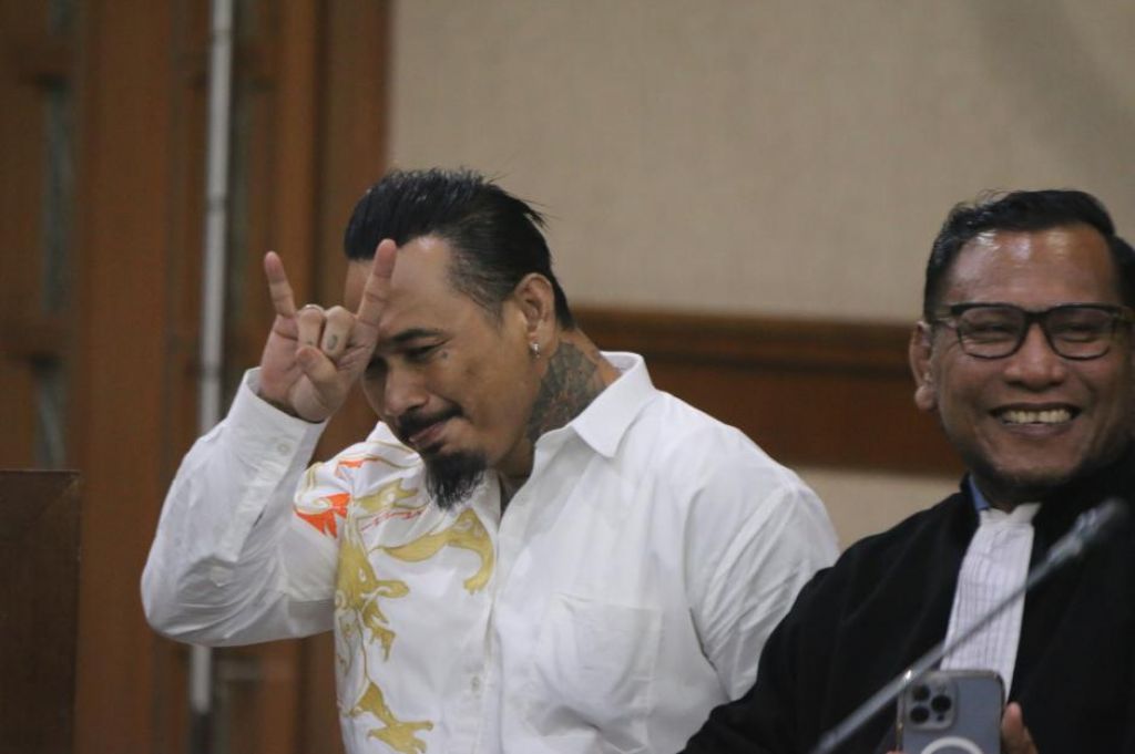 Terdakwa Musisi I Gede Aryatisna alias Jerinx SID (kiri) menjalani sidang di Pengadilan Negeri Jakarta Pusat, Selasa (22/2/2022).