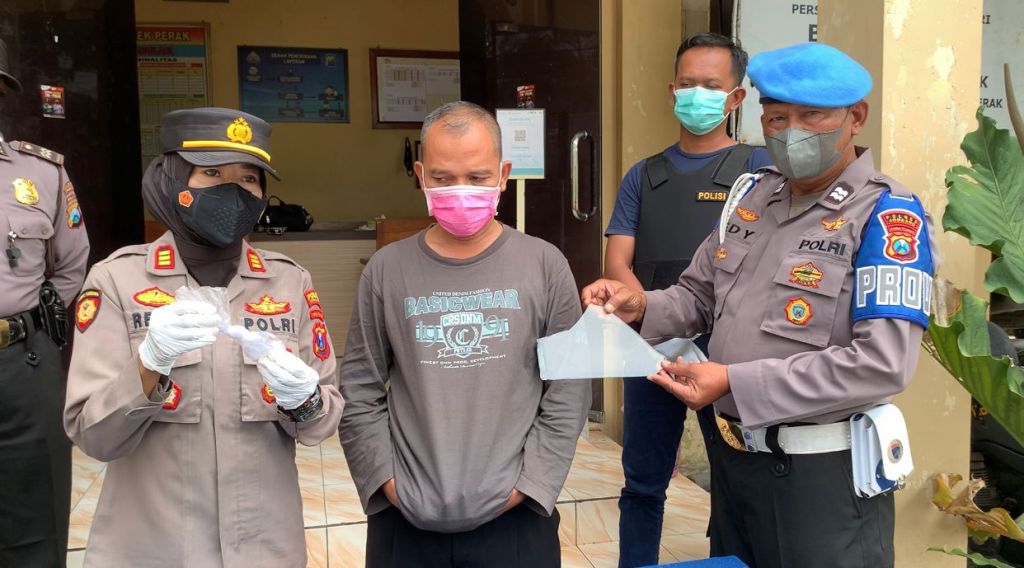 Abdus Syakur dipamerkan depan wartawan.