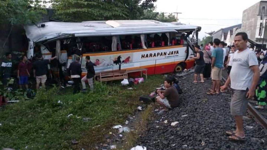 Lewat Perlintasan, Bus  Harapan Jaya Diseruduk KA, 4 Tewas