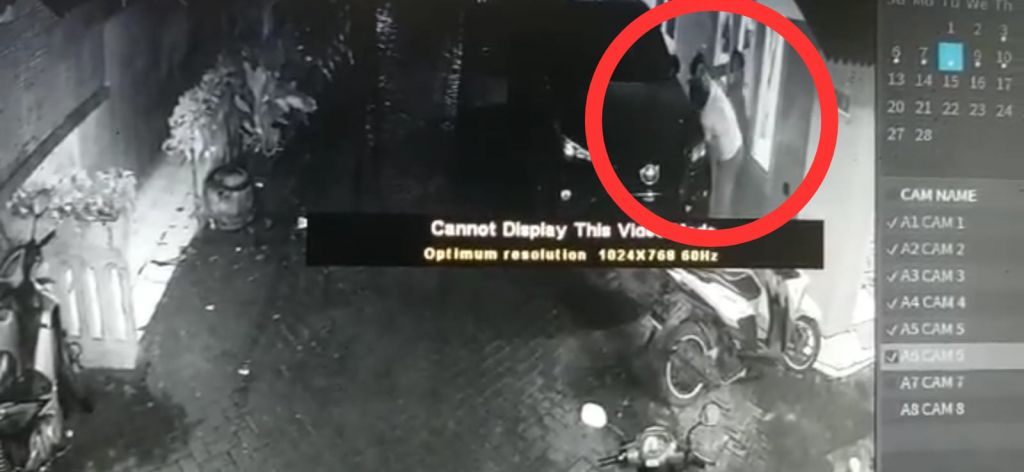 Rekaman CCTV menunjukkan momen perampasan.