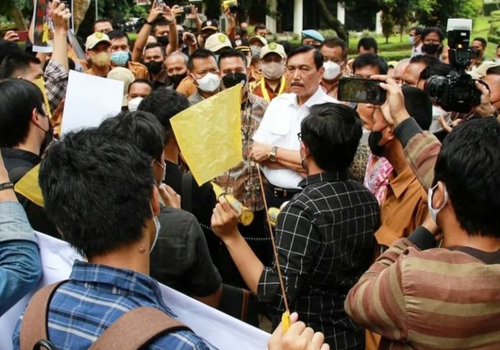 Luhut menyempatkan diri menemui langsung mahasiswa UI yang demo, Selasa (12/4/2022).